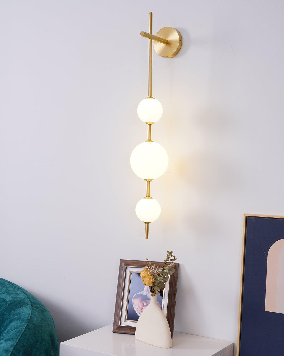 Lámpara de pared tipo globo LED, aplique de montaje fijo, 26 pulgadas, acabado en latón, iluminación con pantalla esférica para dormitorio, baño, pasillo, rincón de lectura, luz de acento para interiores