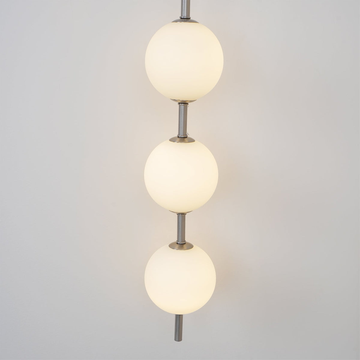 Lámpara de pared tipo globo LED, aplique de montaje fijo, 26 pulgadas, acabado en latón, iluminación con pantalla esférica para dormitorio, baño, pasillo, rincón de lectura, luz de acento para interiores