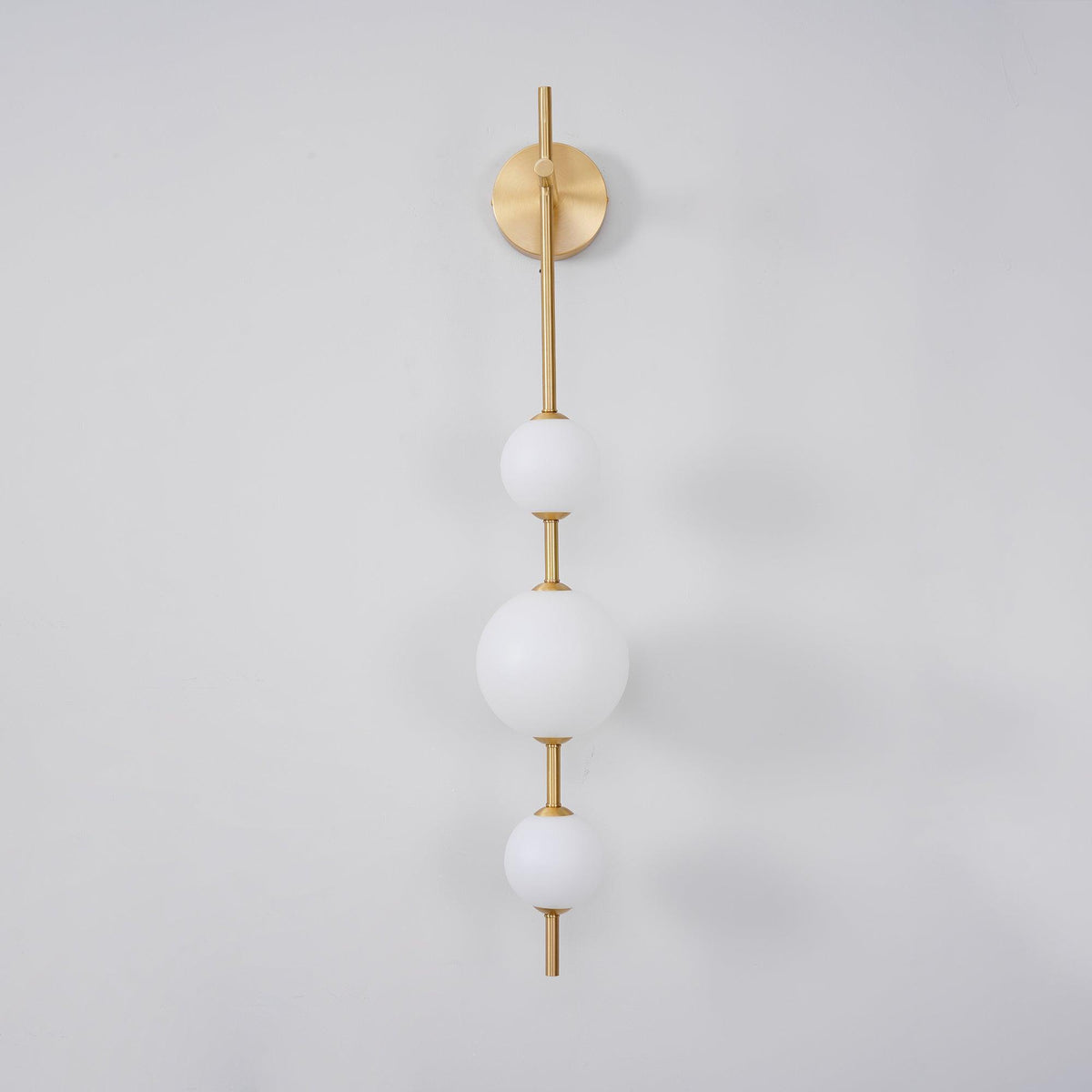 Lámpara de pared tipo globo LED, aplique de montaje fijo, 26 pulgadas, acabado en latón, iluminación con pantalla esférica para dormitorio, baño, pasillo, rincón de lectura, luz de acento para interiores