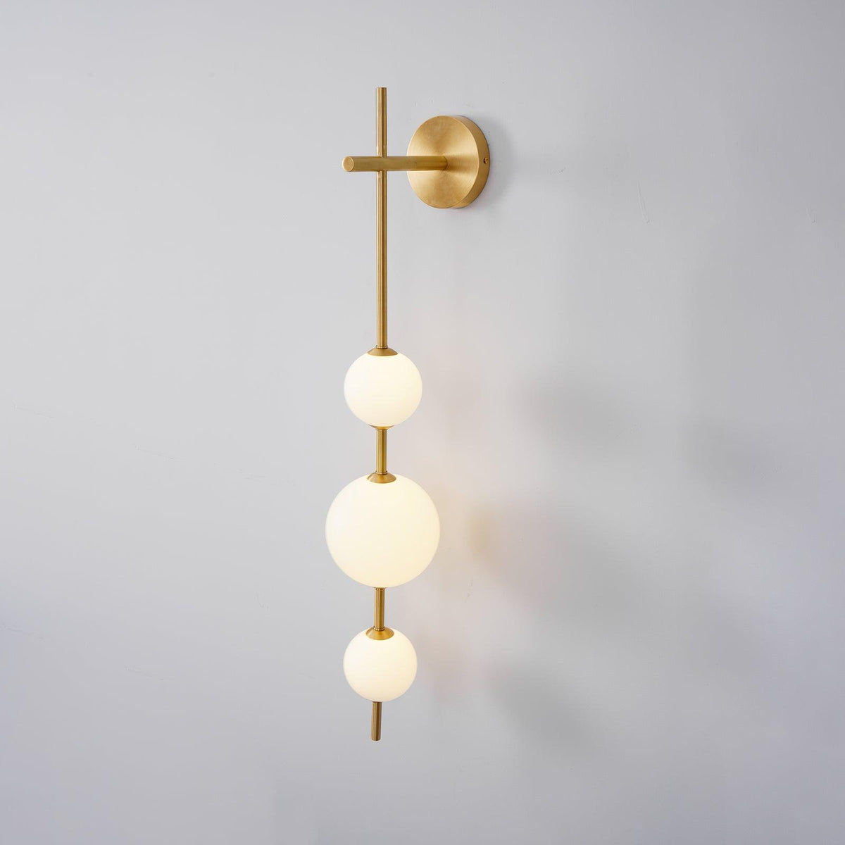 Lámpara de pared tipo globo LED, aplique de montaje fijo, 26 pulgadas, acabado en latón, iluminación con pantalla esférica para dormitorio, baño, pasillo, rincón de lectura, luz de acento para interiores