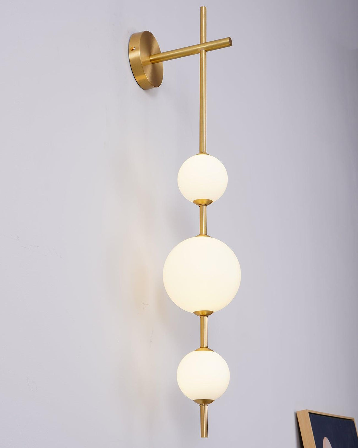 Lámpara de pared tipo globo LED, aplique de montaje fijo, 26 pulgadas, acabado en latón, iluminación con pantalla esférica para dormitorio, baño, pasillo, rincón de lectura, luz de acento para interiores
