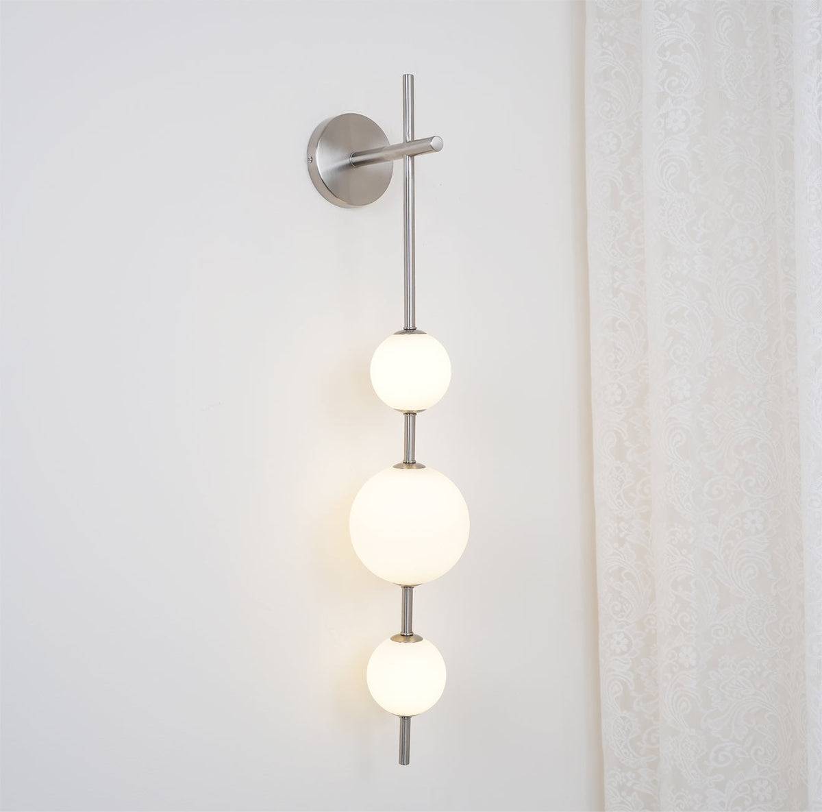 Lámpara de pared tipo globo LED, aplique de montaje fijo, 26 pulgadas, acabado en latón, iluminación con pantalla esférica para dormitorio, baño, pasillo, rincón de lectura, luz de acento para interiores