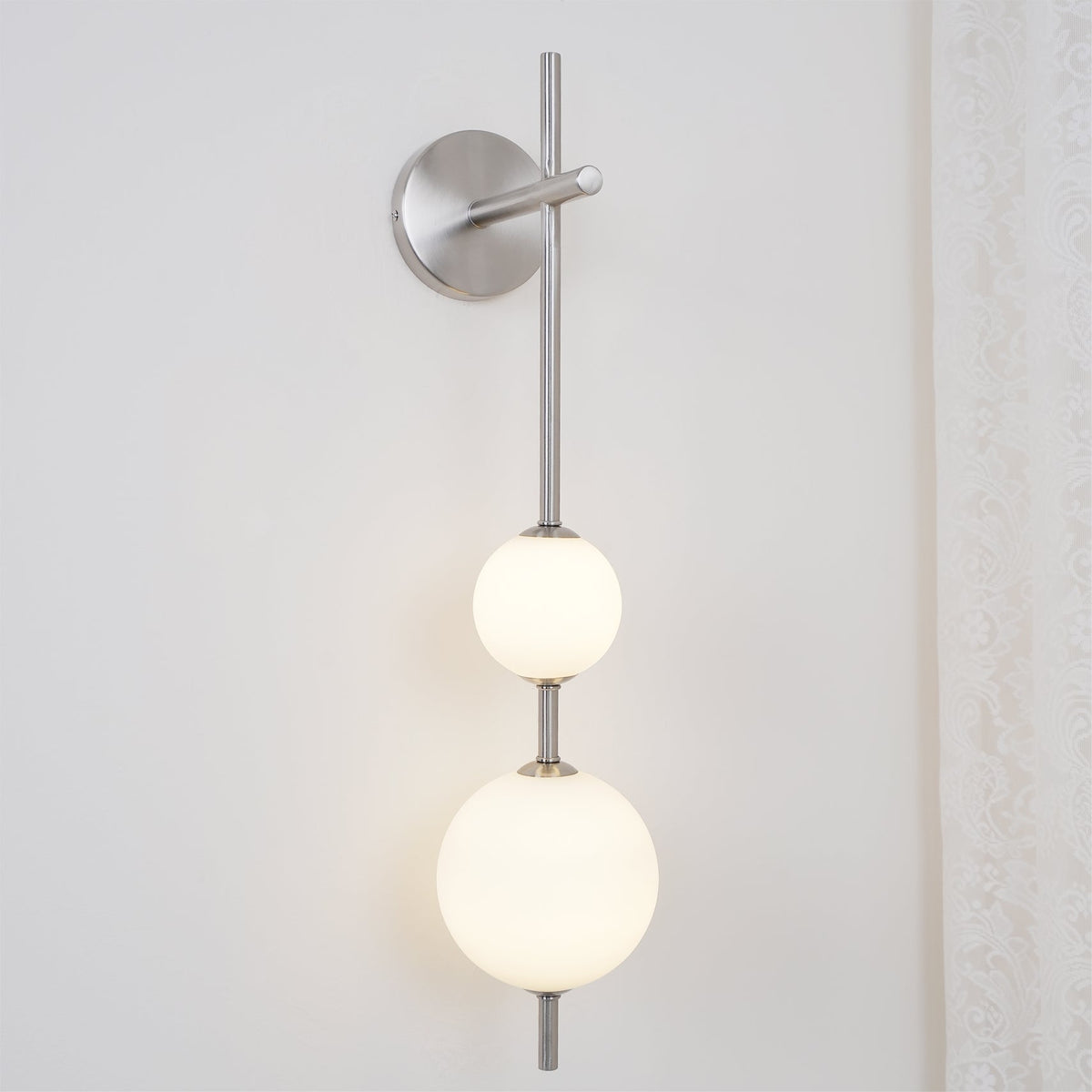 Lámpara de pared tipo globo LED, aplique de montaje fijo, 26 pulgadas, acabado en latón, iluminación con pantalla esférica para dormitorio, baño, pasillo, rincón de lectura, luz de acento para interiores