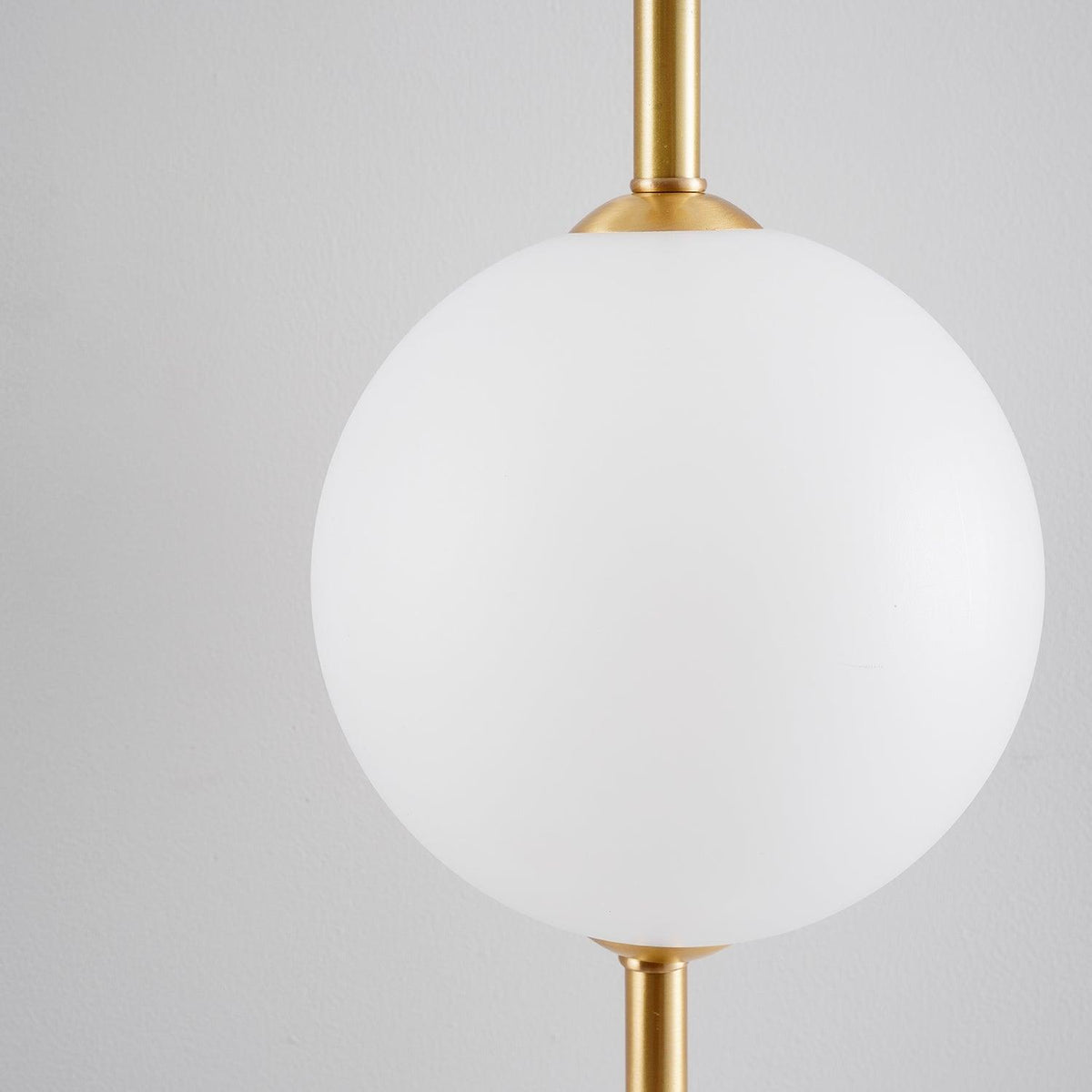 Lámpara de pared tipo globo LED, aplique de montaje fijo, 26 pulgadas, acabado en latón, iluminación con pantalla esférica para dormitorio, baño, pasillo, rincón de lectura, luz de acento para interiores