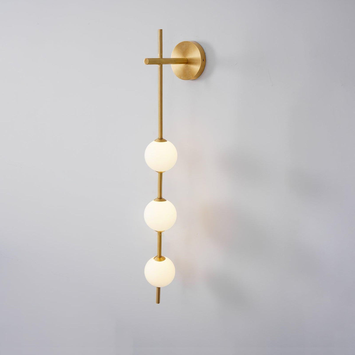Lámpara de pared tipo globo LED, aplique de montaje fijo, 26 pulgadas, acabado en latón, iluminación con pantalla esférica para dormitorio, baño, pasillo, rincón de lectura, luz de acento para interiores