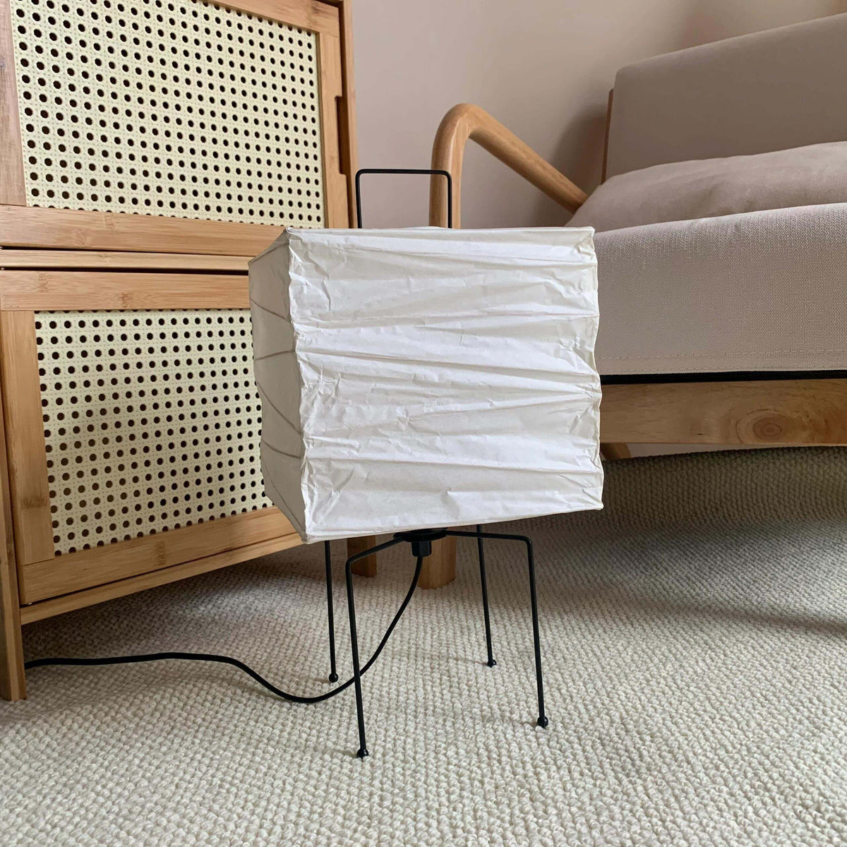 Geometrische Papierwürfel-Lampe mit Drahtgestell für Schlafzimmer, Schreibtisch, Nachttisch, Wohnzimmer, Büro, handgefertigte Ambientebeleuchtung, minimalistischer Akzent 9×15 | Thomler
