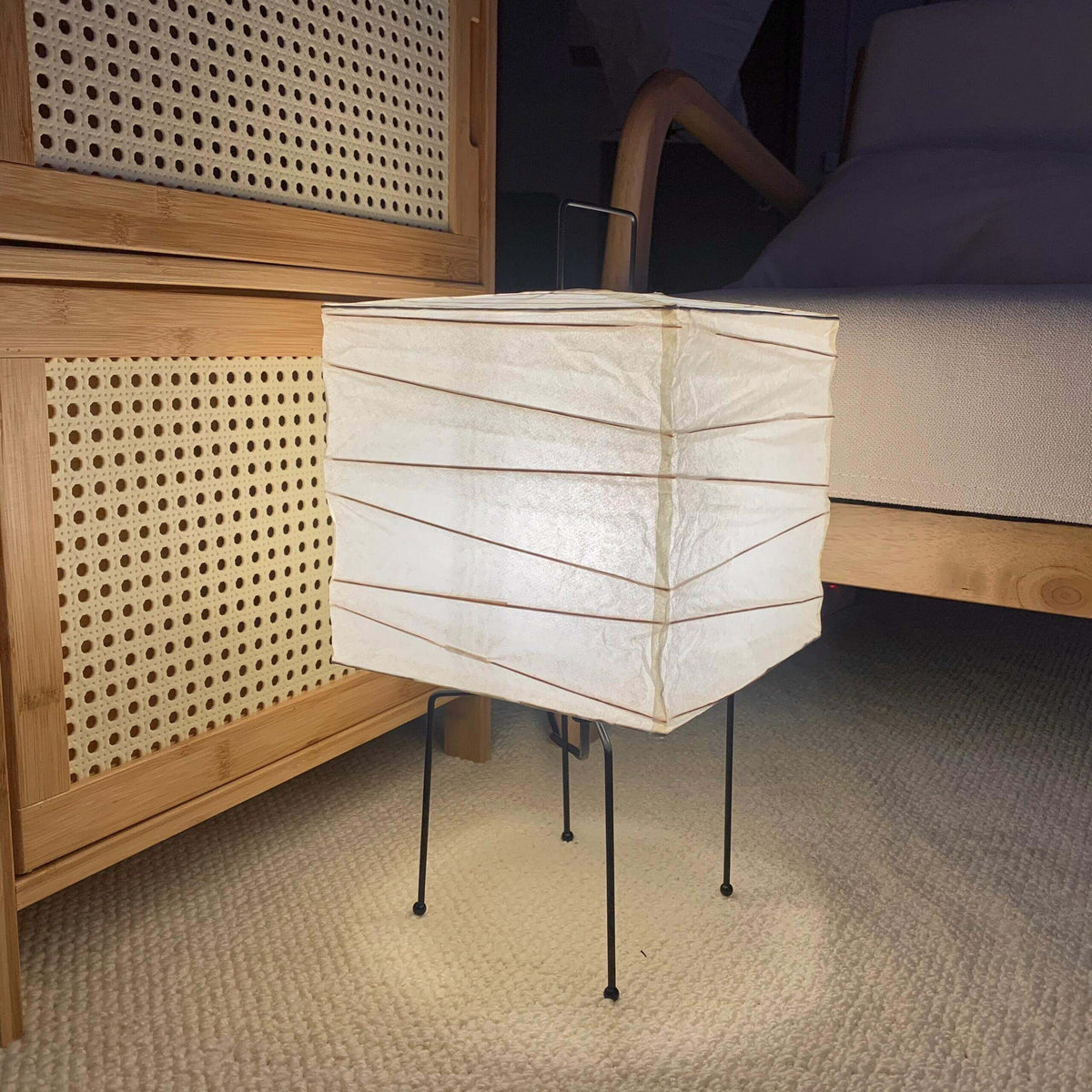 Geometrische Papierwürfel-Lampe mit Drahtgestell für Schlafzimmer, Schreibtisch, Nachttisch, Wohnzimmer, Büro, handgefertigte Ambientebeleuchtung, minimalistischer Akzent 9×15 | Thomler