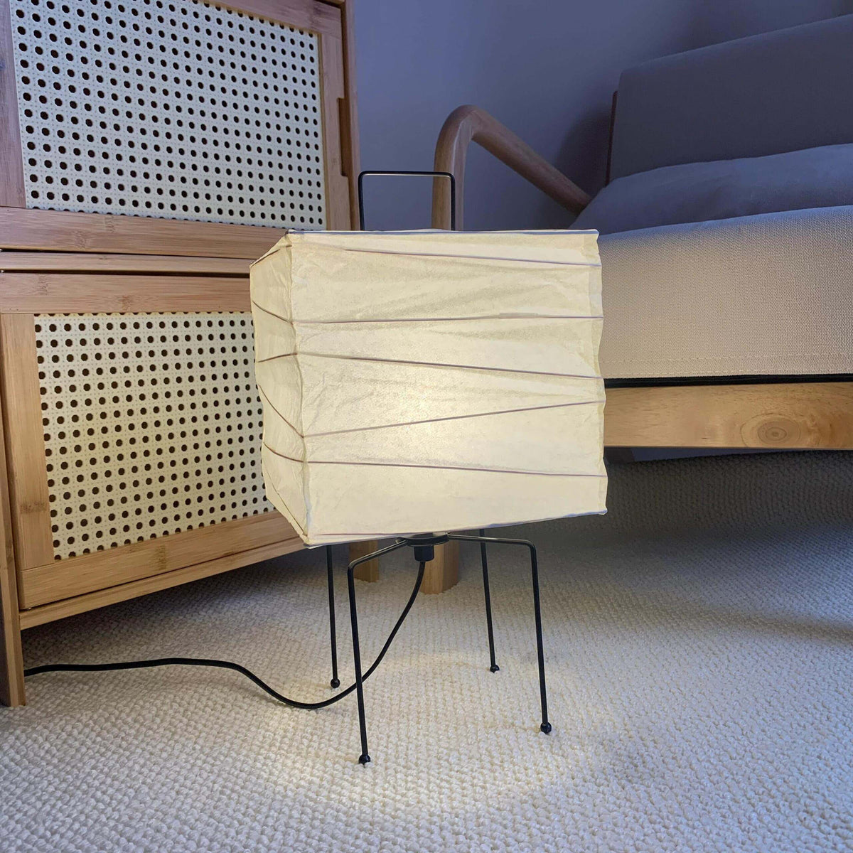 Geometrische Papierwürfel-Lampe mit Drahtgestell für Schlafzimmer, Schreibtisch, Nachttisch, Wohnzimmer, Büro, handgefertigte Ambientebeleuchtung, minimalistischer Akzent 9×15 | Thomler
