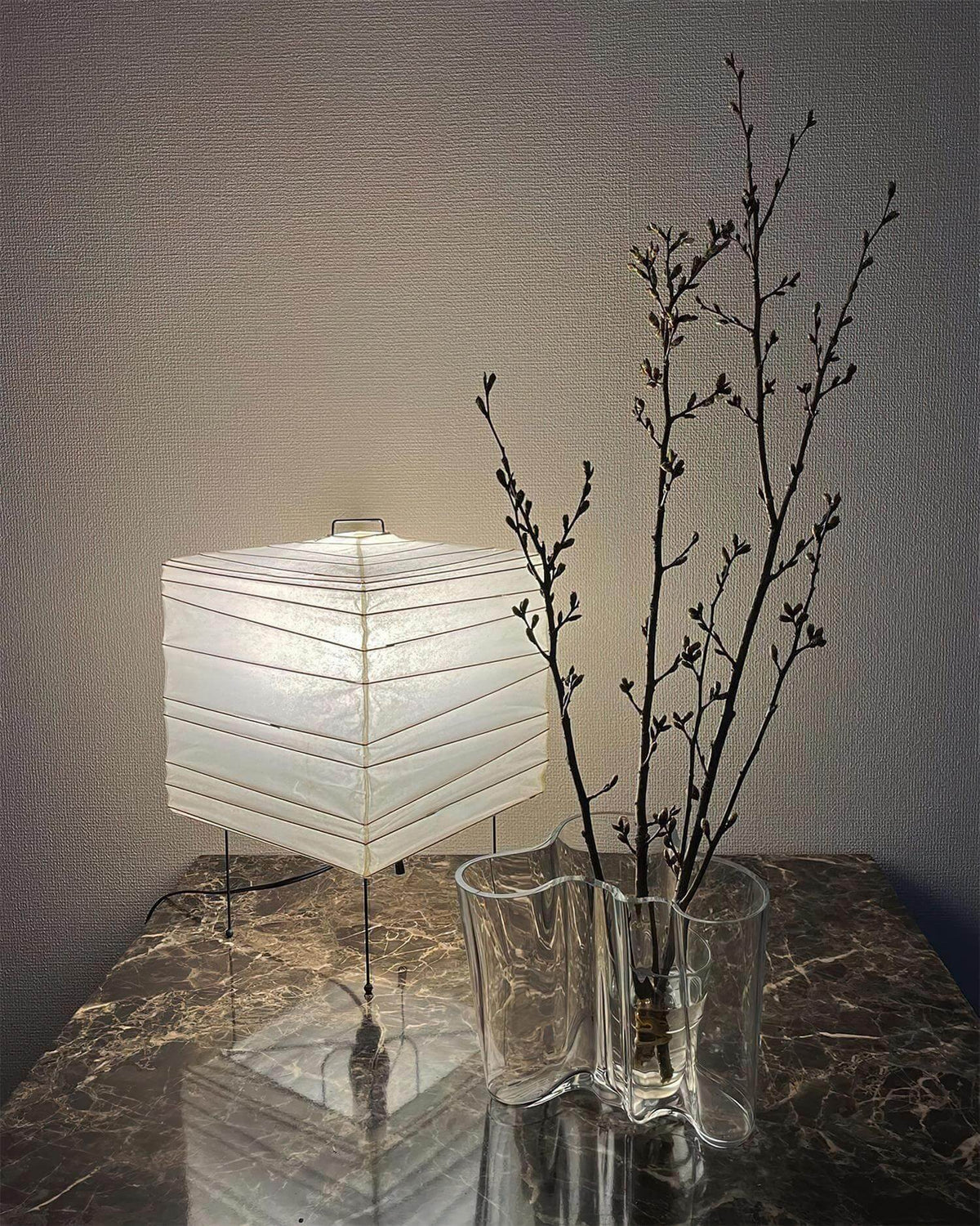 Geometrische Papierwürfel-Lampe mit Drahtgestell für Schlafzimmer, Schreibtisch, Nachttisch, Wohnzimmer, Büro, handgefertigte Ambientebeleuchtung, minimalistischer Akzent 9×15 | Thomler