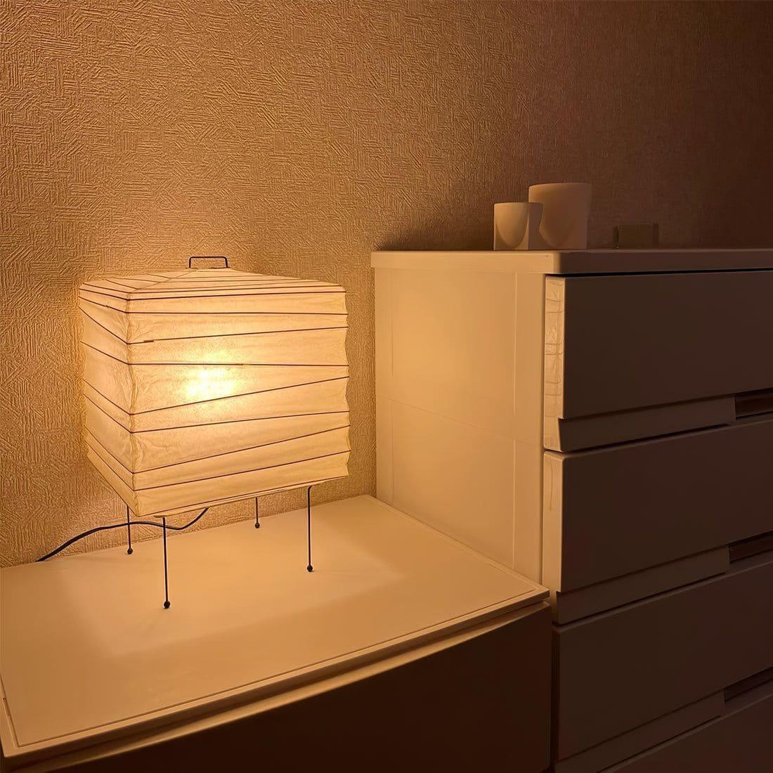 Geometrische Papierwürfel-Lampe mit Drahtgestell für Schlafzimmer, Schreibtisch, Nachttisch, Wohnzimmer, Büro, handgefertigte Ambientebeleuchtung, minimalistischer Akzent 9×15 | Thomler