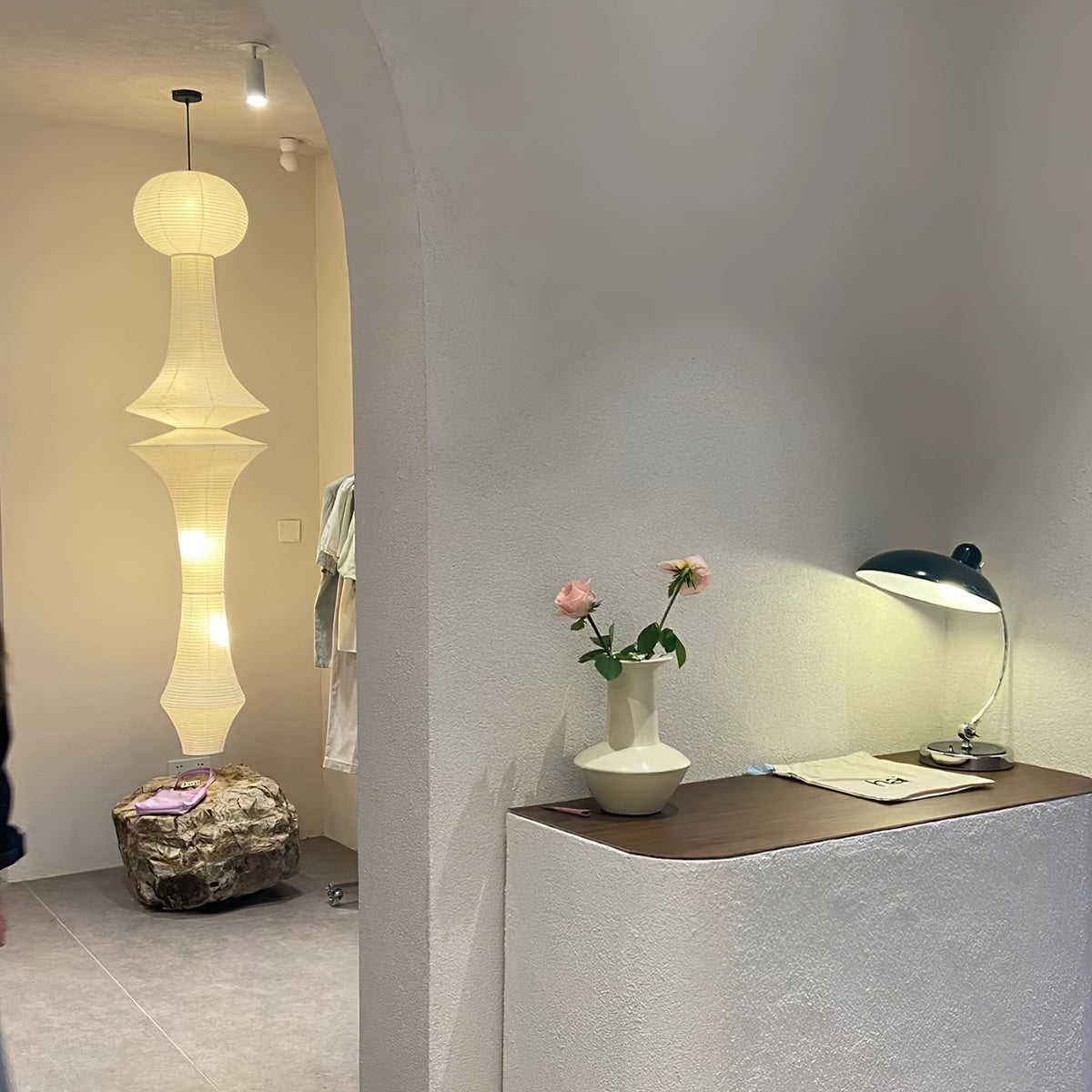 Lámpara de techo artesanal de papel con pantalla cilíndrica blanca, luminaria colgante con casquillo E26/E27 para dormitorio, sala de estar y comedor, luz ambiental moderna | Thomler