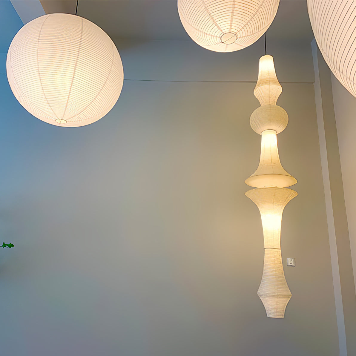 Lámpara de techo artesanal de papel con pantalla cilíndrica blanca, luminaria colgante con casquillo E26/E27 para dormitorio, sala de estar y comedor, luz ambiental moderna | Thomler