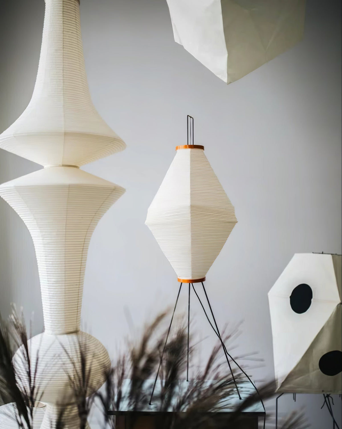 Lámpara de techo artesanal de papel con pantalla cilíndrica blanca, luminaria colgante con casquillo E26/E27 para dormitorio, sala de estar y comedor, luz ambiental moderna | Thomler