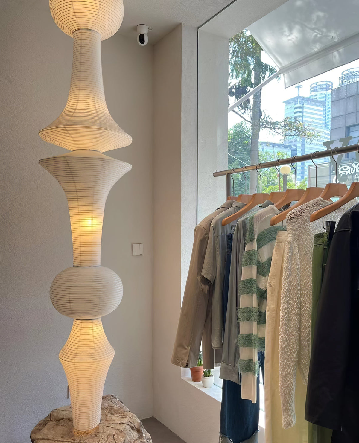 Lámpara de techo artesanal de papel con pantalla cilíndrica blanca, luminaria colgante con casquillo E26/E27 para dormitorio, sala de estar y comedor, luz ambiental moderna | Thomler