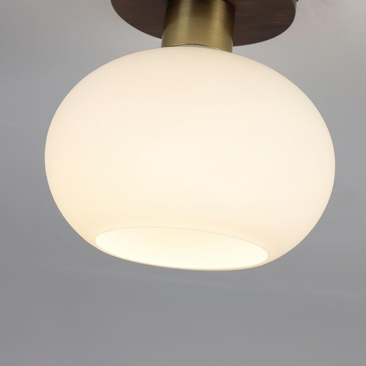 Deckenleuchte in Kugelform mit Walnuss-Basis und Kupfer-Akzenten für Schlafzimmer, Eingangsbereich oder niedrige Decken – E27-Fassung, opalweißer Glasschirm | Thomler