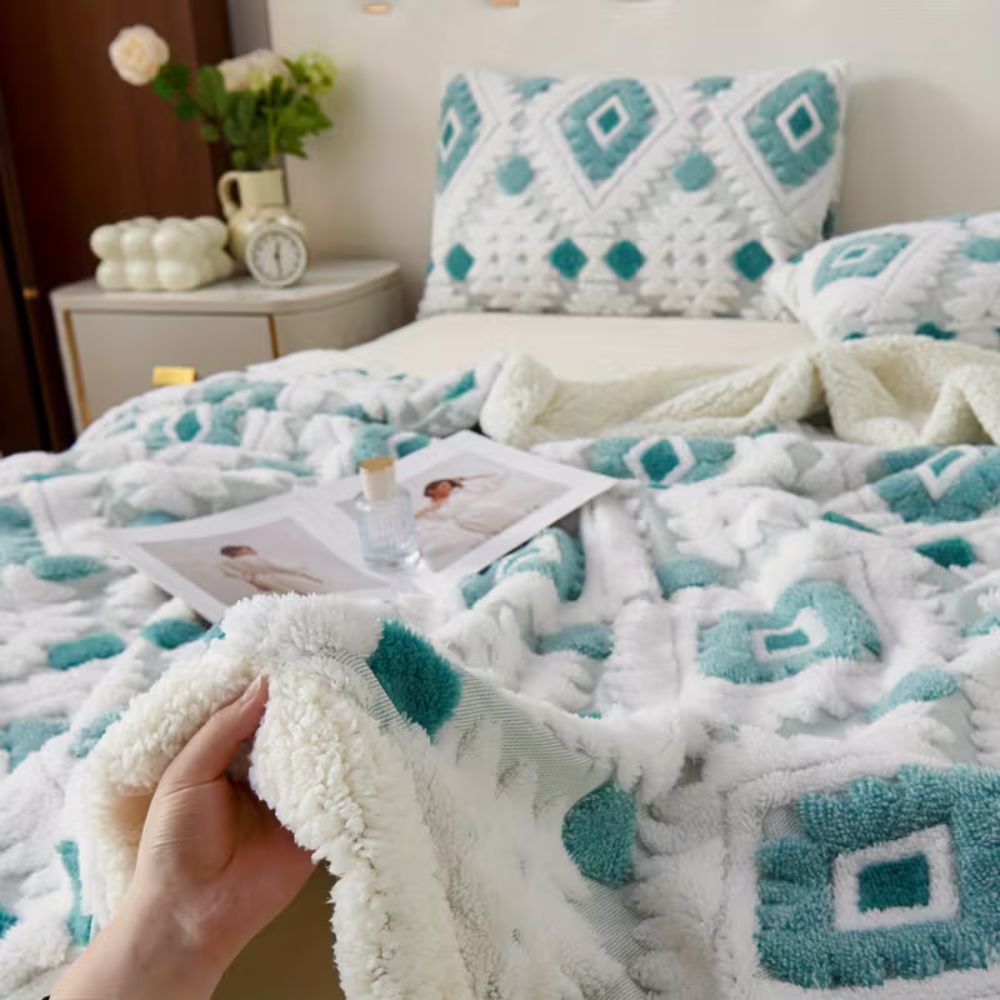 Diamond Pattern Two-Layer Microfiber Throw Blanket – Retro Style, Soft & Machine Washable for Bed, Couch & Chair