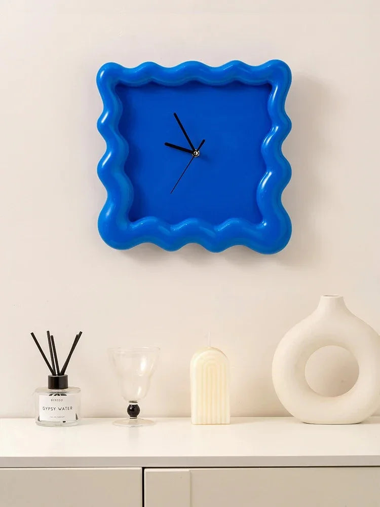 Reloj de pared escultural de 12 pulgadas, marco curvo blanco, reloj moderno para dormitorio, oficina, cocina, pasillo, detalle decorativo para el hogar | Thomler