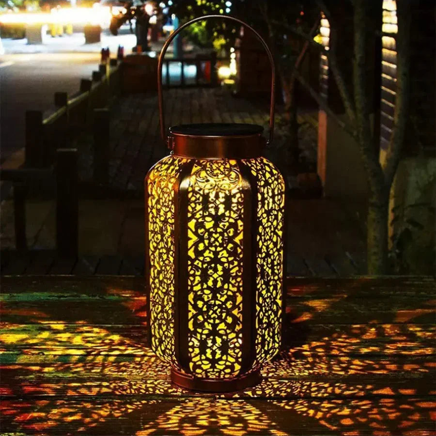 Door zonlicht opgeladen metalen tuinlantaarn met uitgesneden Marokkaans design voor verlichting op veranda, terras & in de tuin | Thomler