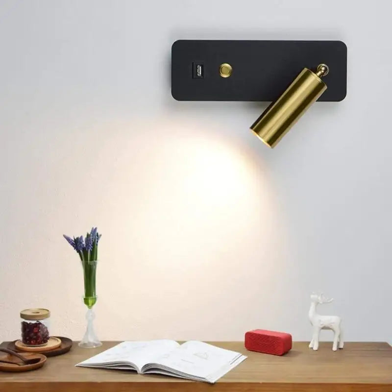 Aplique de pared LED dorado de aluminio de 3 x 9 pulgadas, luz cálida de 3000K para lectura en cabecera, montaje compacto para dormitorio o pasillo, foco direccional enchufable | Thomler