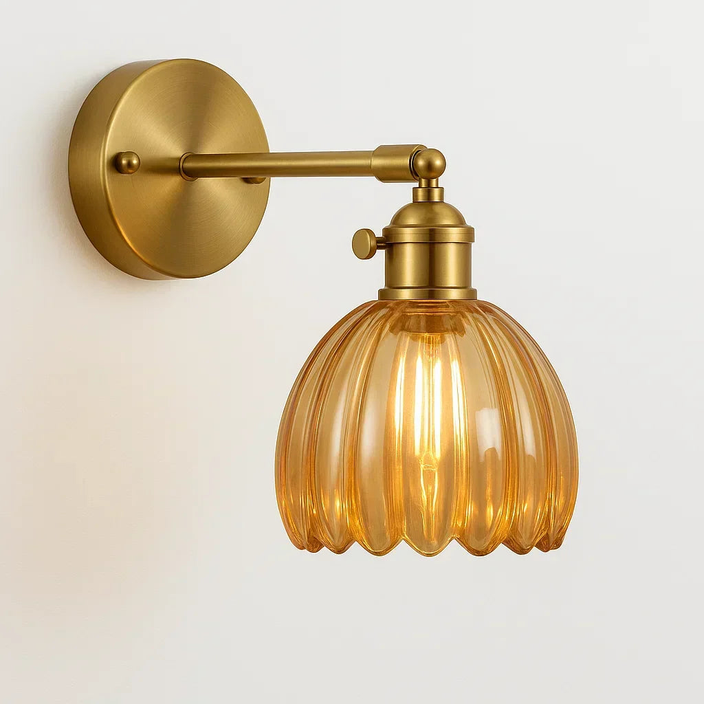 E27 Wandleuchte mit floralem Glasschirm – Messingfarbene Akzentleuchte für Schlafzimmer, Flur & gemütliche Räume – 18 cm Höhe, Vintage-inspiriertes Design, passend für LE | Thomler