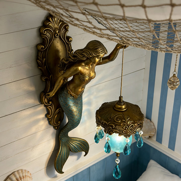 Aplique de pared escultural de sirena con gotas de cristal colgantes y pantalla de vidrio para dormitorios, salas de estar y pasillos | Thomler