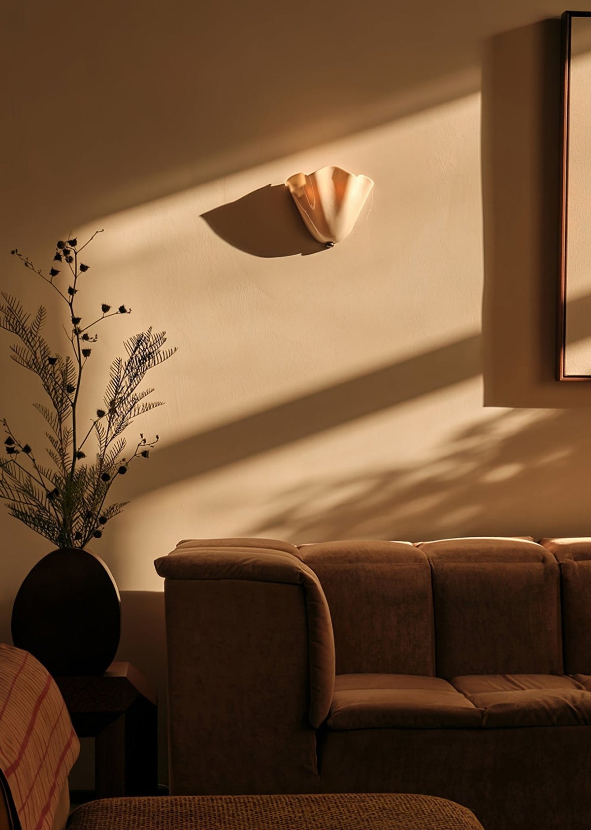 Aplique de pared para interiores con pantalla de vidrio escultural en tonos cálidos – Estructura metálica compatible con LED – Acento de pared para dormitorios, pasillos y salas de estar | Thomler