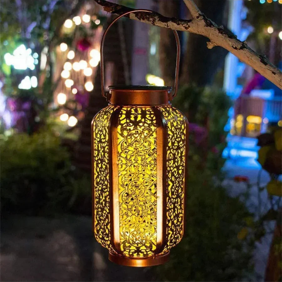 Door zonlicht opgeladen metalen tuinlantaarn met uitgesneden Marokkaans design voor verlichting op veranda, terras & in de tuin | Thomler