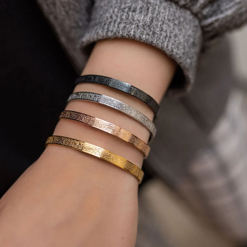 Ayatul Kursi Graviertes Manschettenarmband Edelstahl verstellbarer Armreif Islamischer Vers Schrift Schmuck für Damen Herren Glaube Spirituelles Geschenk
