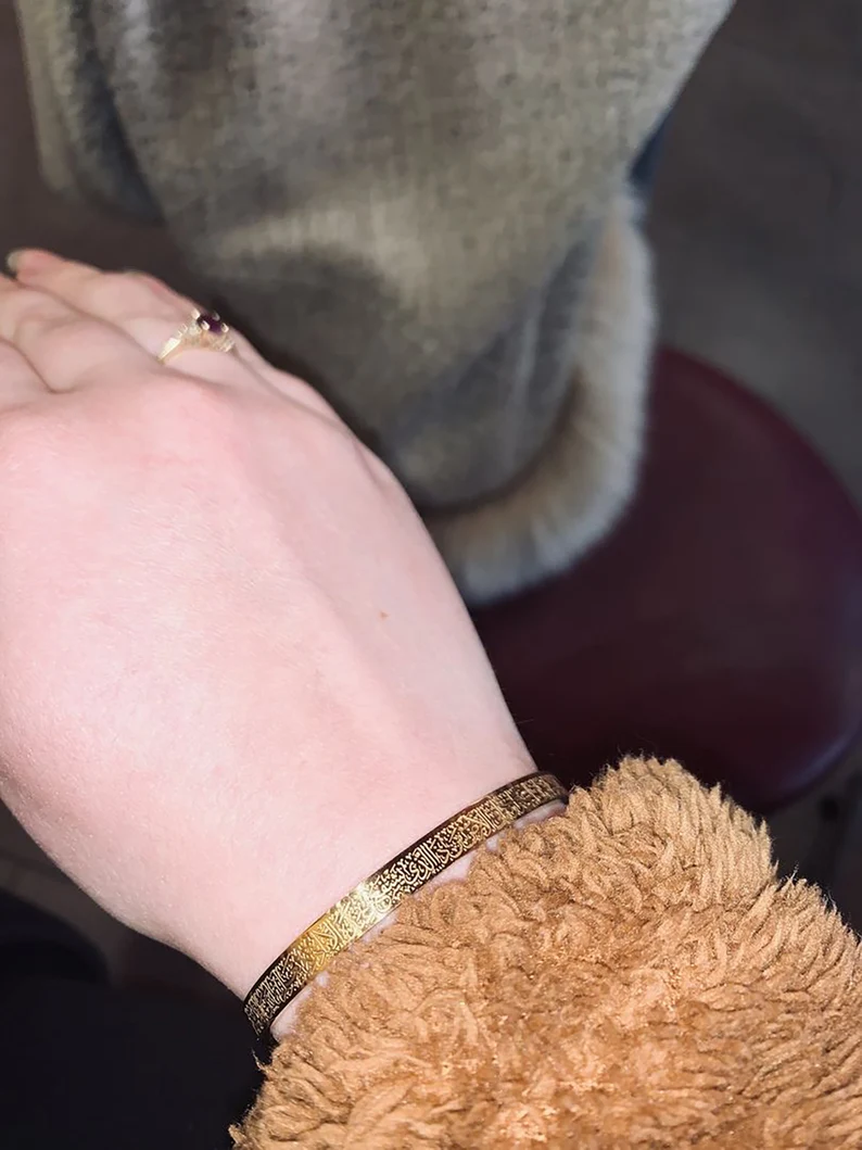 Ayatul Kursi Graviertes Manschettenarmband Edelstahl verstellbarer Armreif Islamischer Vers Schrift Schmuck für Damen Herren Glaube Spirituelles Geschenk