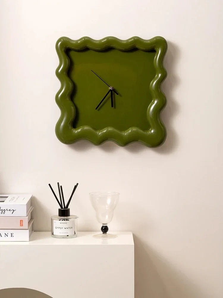 Reloj de pared escultural de 12 pulgadas, marco curvo blanco, reloj moderno para dormitorio, oficina, cocina, pasillo, detalle decorativo para el hogar | Thomler