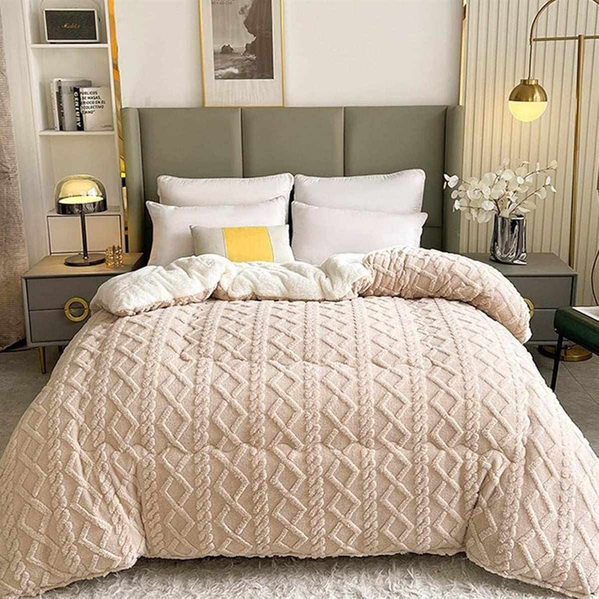 Reversible Quilted Sherpa Throw – Dual-Sided Fleece Blanket with Geometric Design for Couch, Bed & Living Room