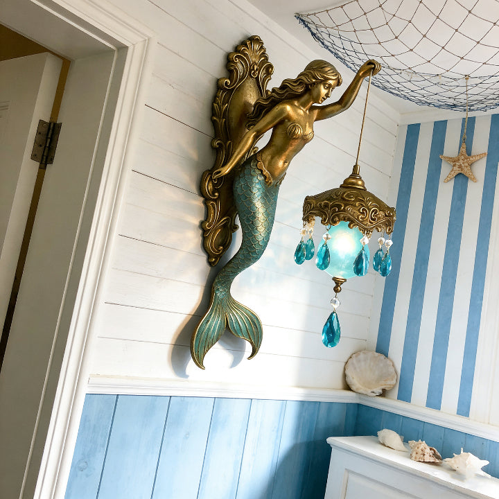 Aplique de pared escultural de sirena con gotas de cristal colgantes y pantalla de vidrio para dormitorios, salas de estar y pasillos | Thomler