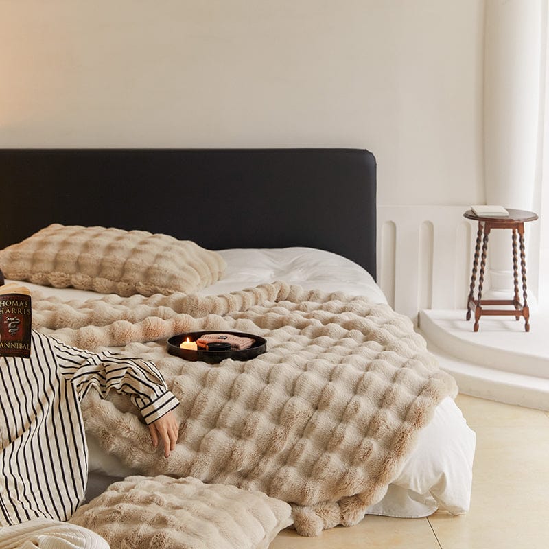 Plüschige Kunstfell-Wohndecke in neutralen Farbtönen für Sofa, Bett, Wohn- und Schlafzimmer | Thomler