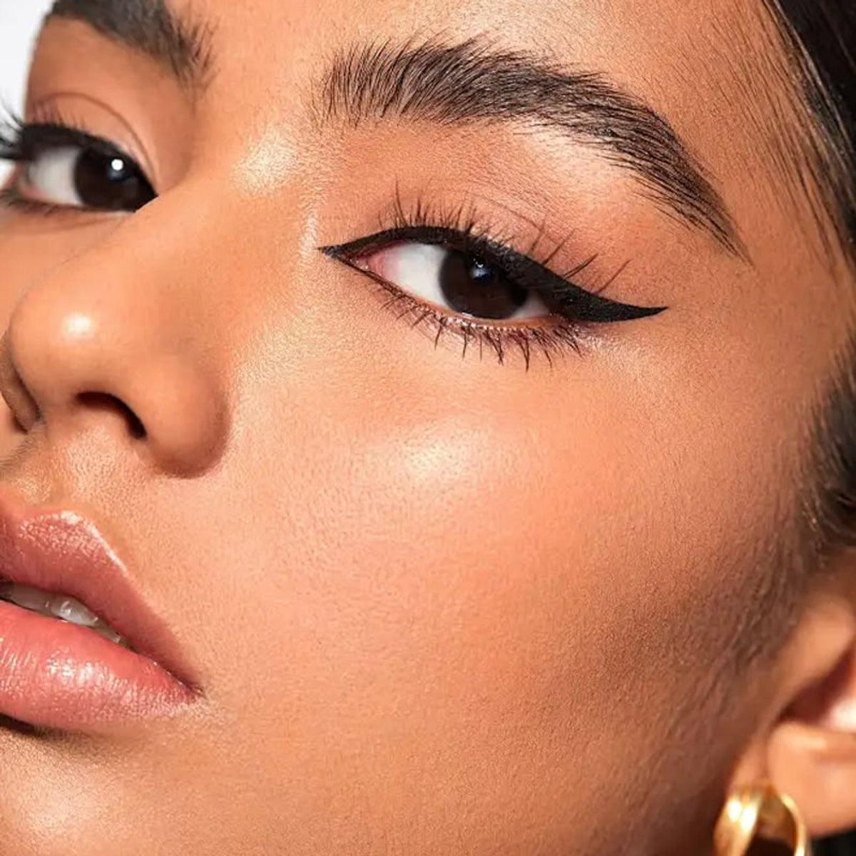 Delineador de ojos de doble punta para un cat-eye sin esfuerzo y un delineado perfecto en segundos