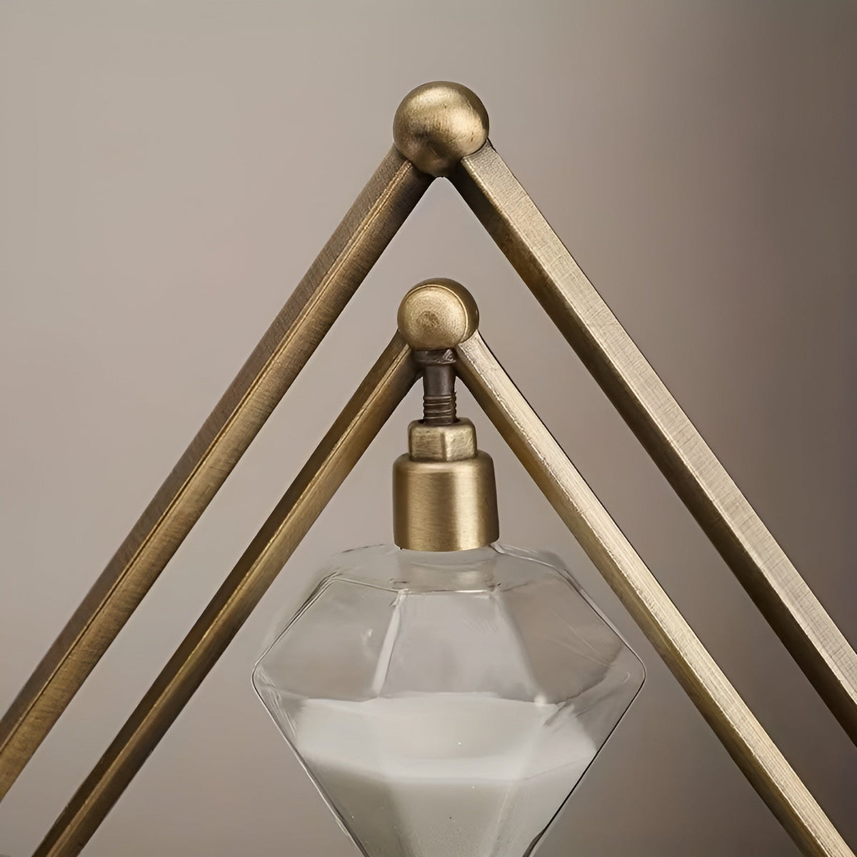 Reloj de arena con marco geométrico de metal – Temporizador de meditación con arena blanca