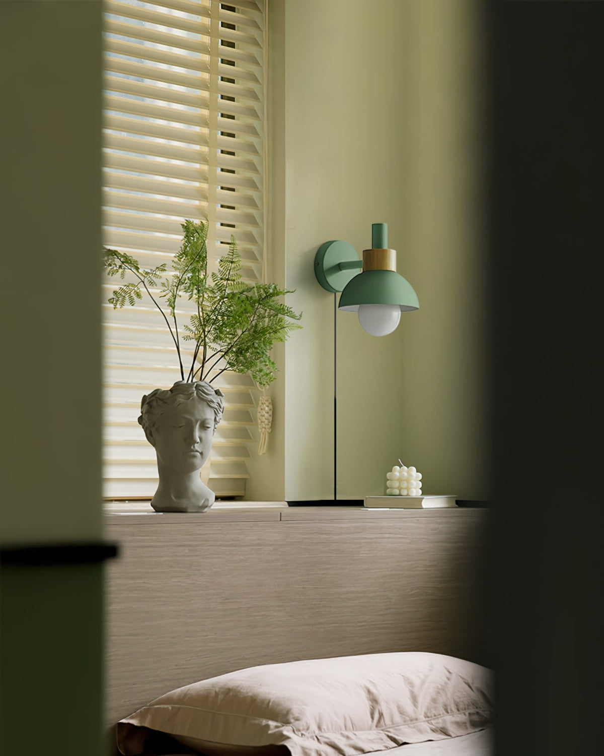 Wandleuchte mit Stecker und Holzakzent, 6×7 Zoll, E26 LED-Leuchte für Schlafzimmer, Flur, Wohnzimmer, dekorative Innenbeleuchtung, kompakt, modern, Wa | Thomler