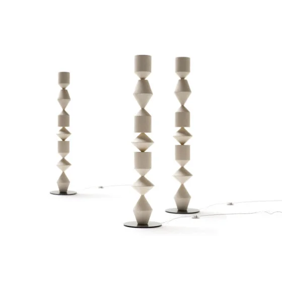 Lámpara de pie geométrica de hierro alta de 60 pulgadas en color nogal, negro y blanco para sala de estar, dormitorio, luz ambiental, decoración minimalista moderna | Thomler