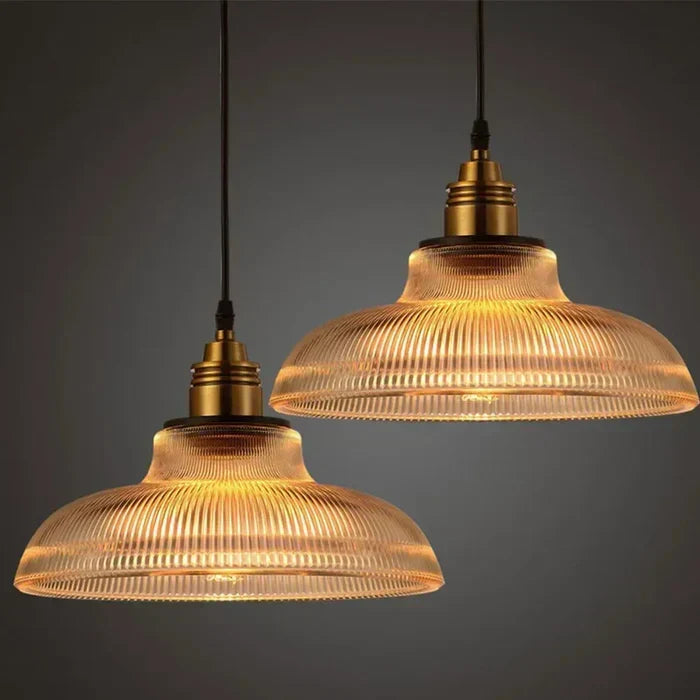 Hanglamp met glazen kap en metalen accenten voor sfeerverlichting in de eetkamer, op het kookeiland, in de hal en de woonkamer