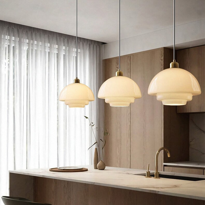 Hängeleuchte mit mattem Glaskugel-Schirm und Messing-Akzenten für Kücheninsel, Esstisch & Eingangsbereich | Höhenverstellbare Deckenlampe mi