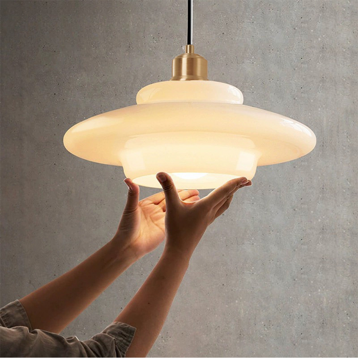 Hängeleuchte mit mattem Glaskugel-Schirm und Messing-Akzenten für Kücheninsel, Esstisch & Eingangsbereich | Höhenverstellbare Deckenlampe mi