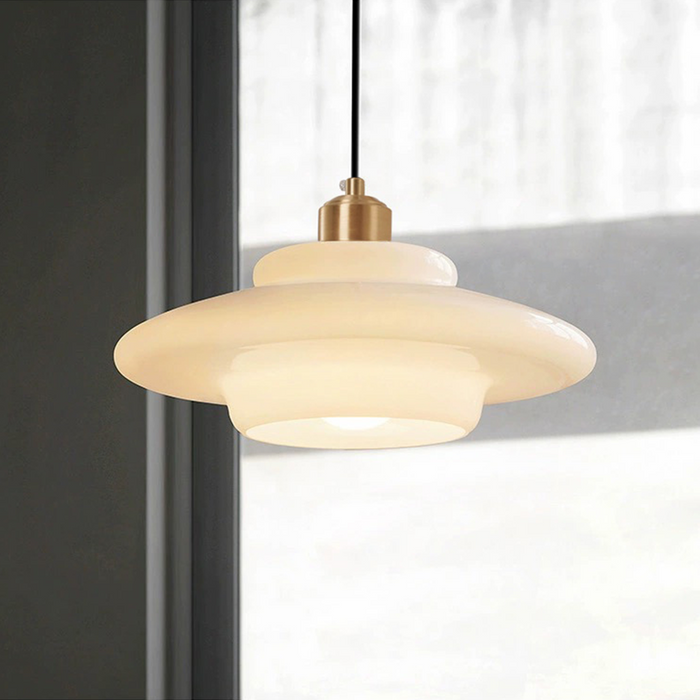 Hängeleuchte mit mattem Glaskugel-Schirm und Messing-Akzenten für Kücheninsel, Esstisch & Eingangsbereich | Höhenverstellbare Deckenlampe mi