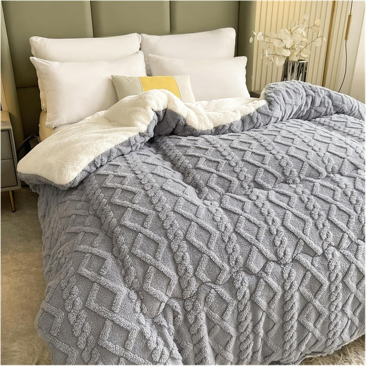 Reversible Quilted Sherpa Throw – Dual-Sided Fleece Blanket with Geometric Design for Couch, Bed & Living Room