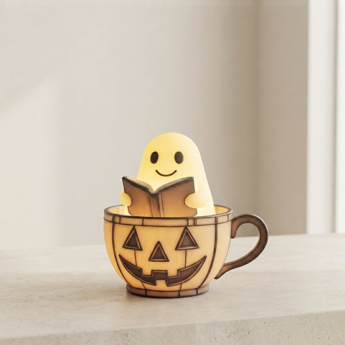 Halloween spookfiguurtje lezend in een boek met geïntegreerde verlichting, verlichte tafeldecoratie voor binnen voor decoratie