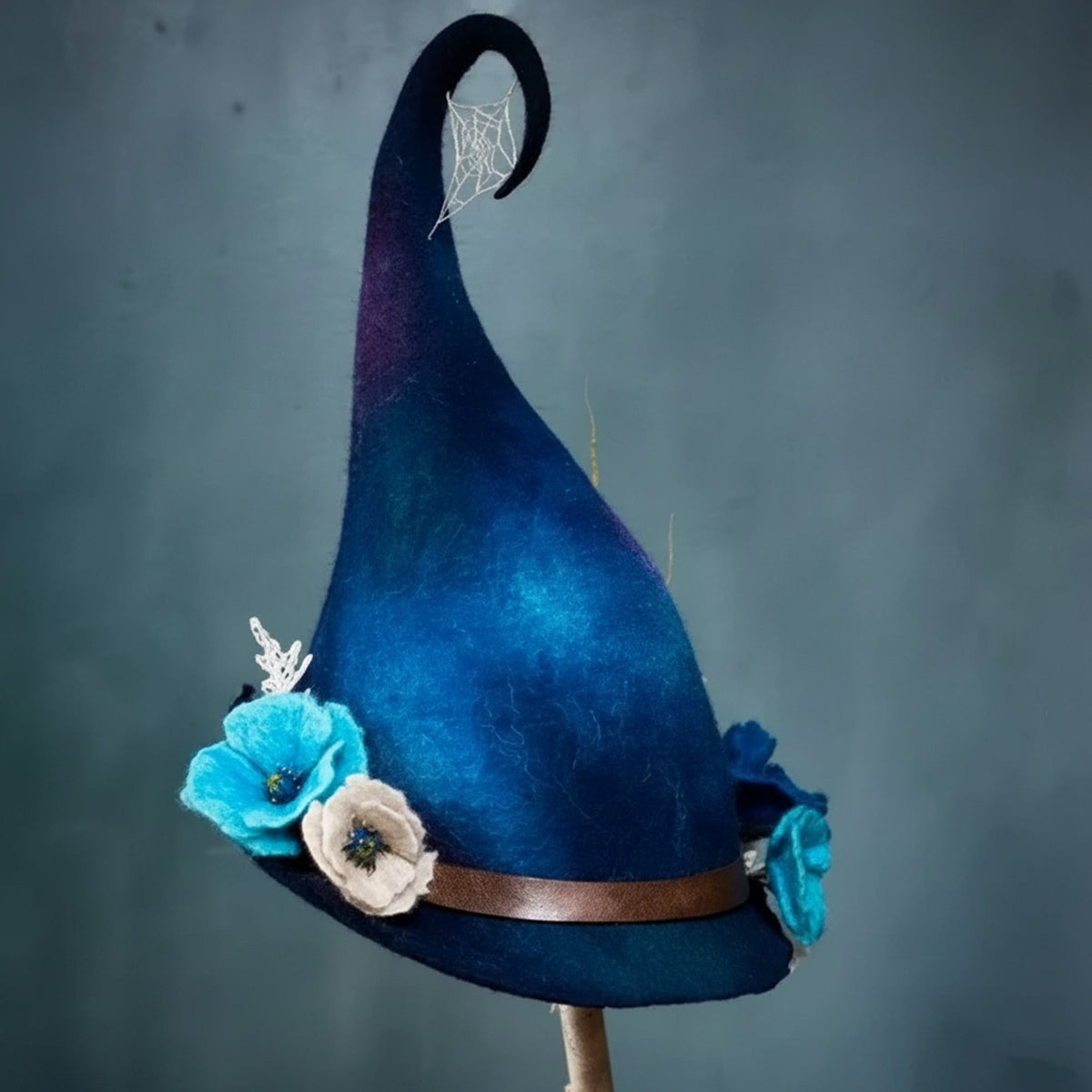 Sombrero de bruja para Halloween con lana afieltrada y bordado de telaraña