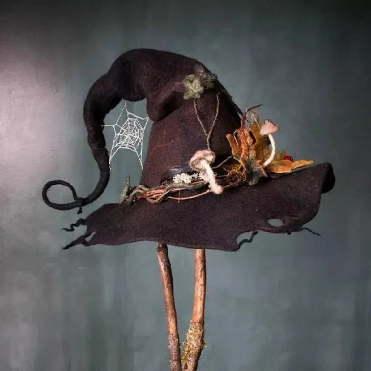 Sombrero de bruja para Halloween con lana afieltrada y bordado de telaraña