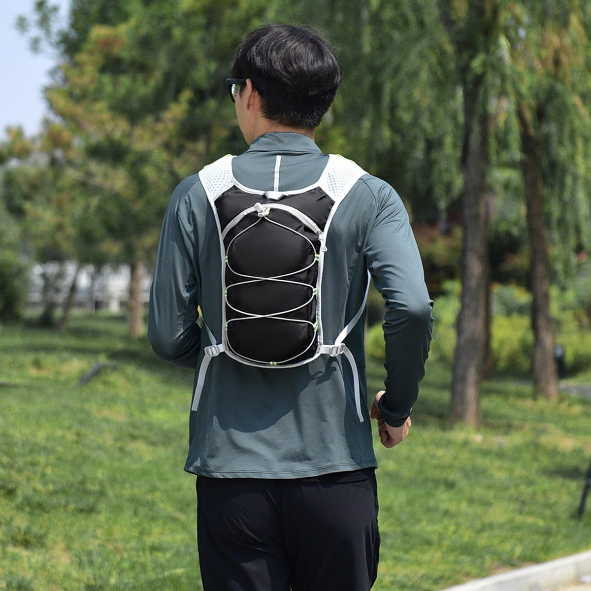 Hydratatievest met ultralicht ontwerp en verstelbare pasvorm, voorzien van meerdere opbergmogelijkheden en ergonomische rugvulling