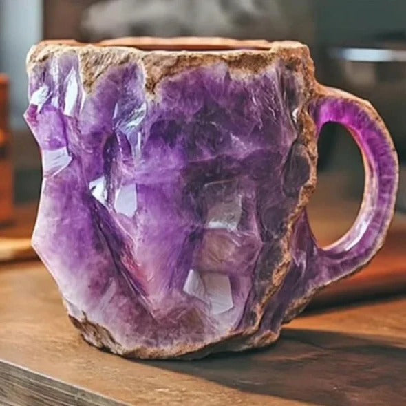 Kristall-strukturierte Kaffeetasse mit reflektierender Mineraloberfläche und poliertem Henkel