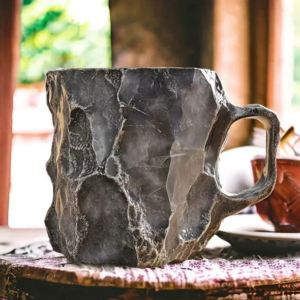 Kristall-strukturierte Kaffeetasse mit reflektierender Mineraloberfläche und poliertem Henkel