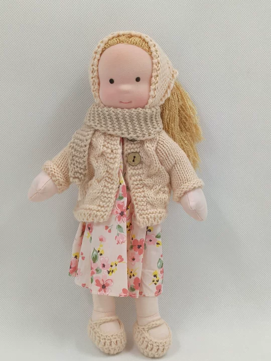 Handgemaakte Waldorf-pop met gebreide outfit – Zachte natuurlijke katoenen stof, milieuvriendelijk wasbaar speelgoed voor peuters en kinderen vanaf 3 jaar, tijdloos
