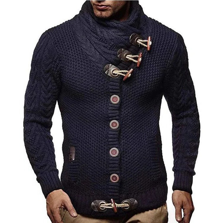 Gestrickter Pullover mit Knebelverschluss